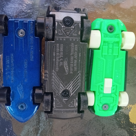 Hot Wheels Bundle 2011 Mattel Aston Martin car toy - Picture 7 of 8